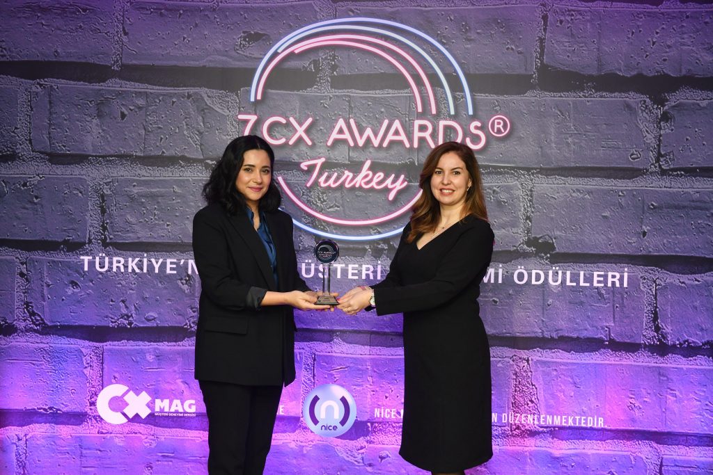 Anadolu Isuzu_ CX AWARDS TURKEY 2024 En İyi Dijital Müşteri Deneyimi Ödülü_100436803